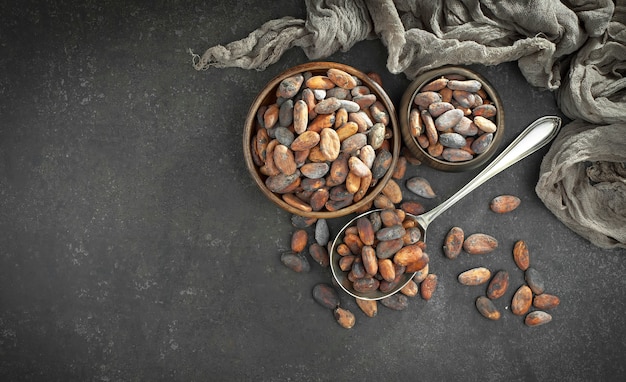 Kakaobohnen auf einem alten Hintergrund.