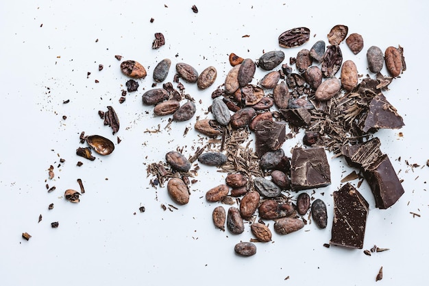 Kakaobohnen und zerbrochene Schokolade auf weißem Hintergrund Top-View-Kopierraum Shallow dof