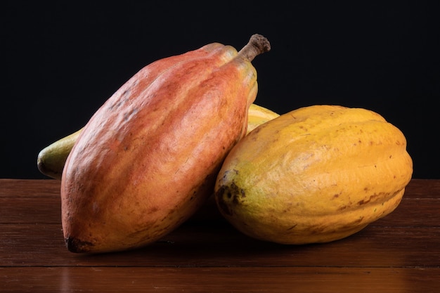 Kakaofrucht lokalisiert auf dem Tisch mit Schwarz.