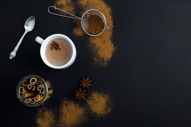 Foto kakaogetränk in der weißen tasse auf schwarzem hintergrund kopierplatz top-view