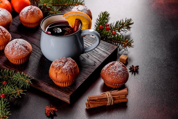 Kakaomuffins auf dem Weihnachtstisch