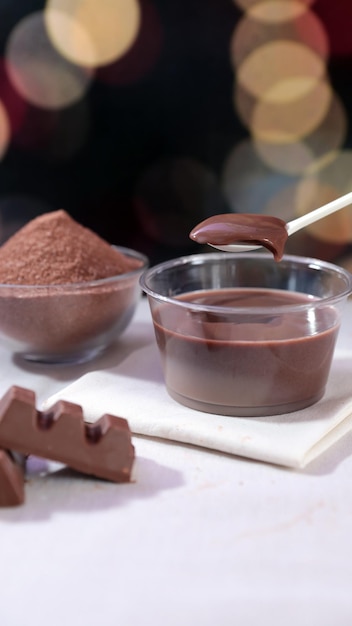 Foto kakaopulver, kalter saft und pudding in einem glas