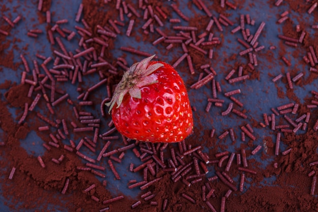 Kakaopulver mit Erdbeeren. Süßer Nachtisch mit Sommerbeeren