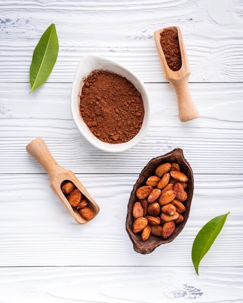 Kakaopulver und Kakaobohnen auf hölzernem Hintergrund
