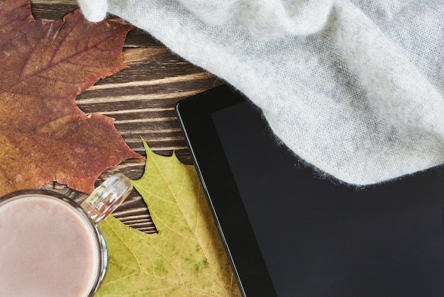 Foto kakaotasse herbstblätter und tablet-pc