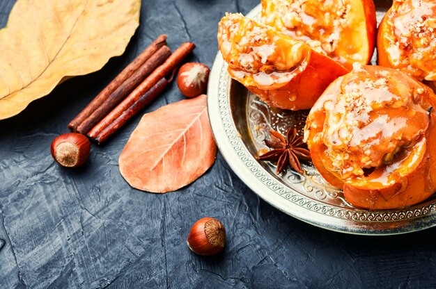 Kaki gefüllt mit Müsli und Karamellsauce.Gebackene Kaki.