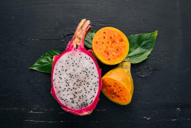 Kaktusfrucht und Drachenfrucht Frische tropische Früchte auf einem hölzernen Hintergrund Ansicht von oben Kopieren Sie Platz