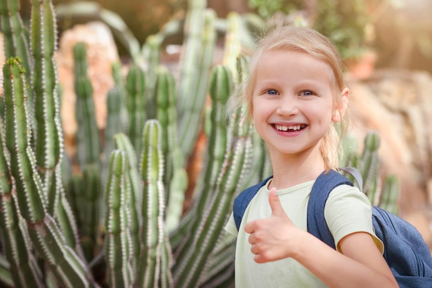 Foto kaktusgarten für kinder glückliches kleines mädchen kind im botanischen garten mit kaktus reisen im sommer