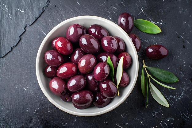 Foto kalamata oliven auf schwarzem hintergrund eine top-ansicht der griechischen küche konzept lebensmittelfotografie griechische küche top-anblick kalamata oliveten schwarzer hintergrund