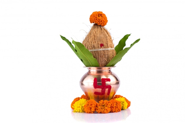 Kalash de cobre com folhas de coco e manga com decoração floral. essencial em hindu puja.