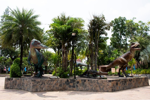 KALASIN TAILÂNDIA 2 DE OUTUBRO Modelo de dinossauro no Museu Sirindhorn e local de escavação de dinossauros Phu Kum Khao para viajantes que viajam visitam em Sahatsakhan em 2 de outubro de 2019 em Kalasin Tailândia