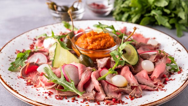 Kalbs-Roastbeef-Scheiben auf einem Teller. Leckerer Snack