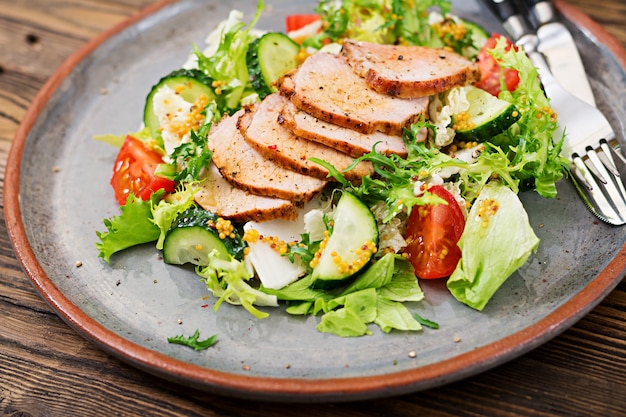 Kalbsalat mit frischem Gemüse. Diätetisches Essen. Fleischsalat.