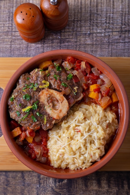 Kalbshaxen mit Safranrisotto in Mailand, Gremolata und Sauce.