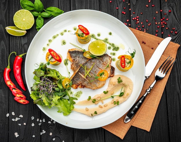 Kalbsmedaillon mit Salat und Hummus Hummus Servieren von Speisen in einem Restaurant Gesundes Ernährungskonzept Foto für das Menü