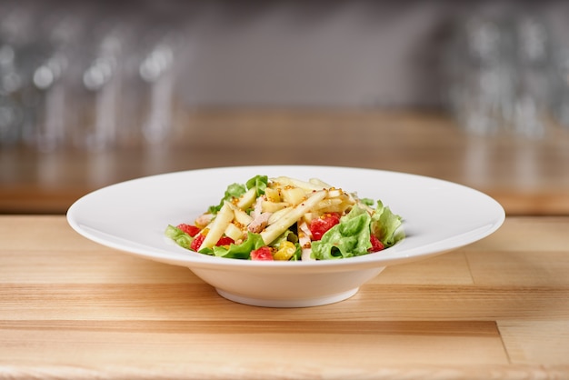 Kalbsmedaillonsalat mit Apfel, Grapefruit. Köstliches und gesundes Lebensmittelkonzept auf Holztisch