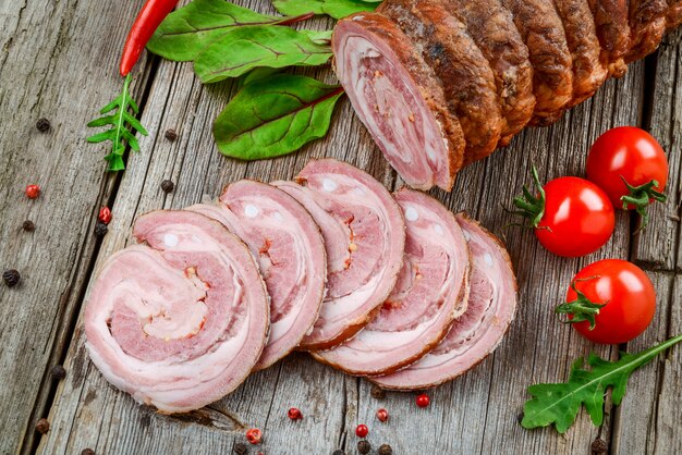 Kalbsroulade gefüllt mit Rinderhackfleisch und Kräutern