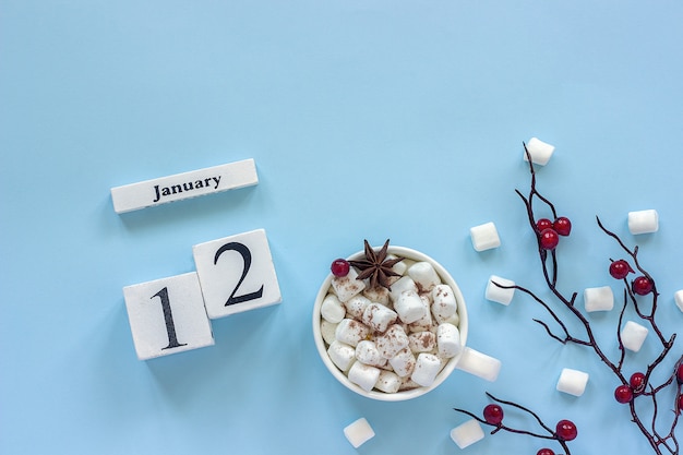 Kalender 12. Januar Tasse Kakao, Marshmallows und Zweigbeeren