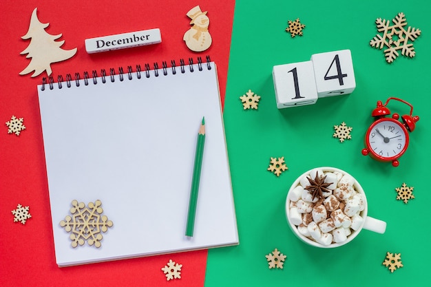 Foto kalender 14. dezember tasse kakao und marshmallow, leeren offenen notizblock