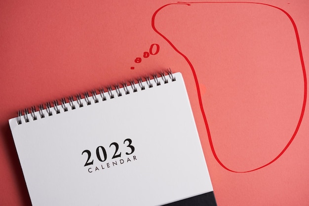 Kalender 2023 mit träumender Blase auf orangefarbenem Hintergrund