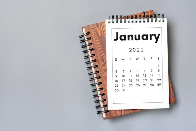 Kalender Januar 2022 auf grauem Hintergrund öffnen