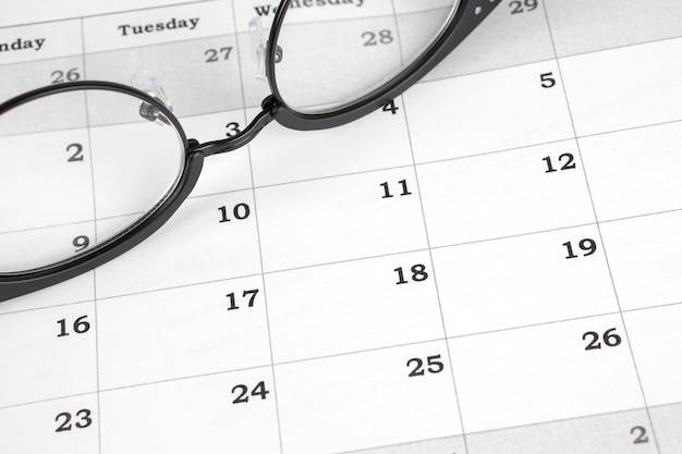 Kalender mit Brille als Geschäftsplan Büroplaner Datumsorganisation