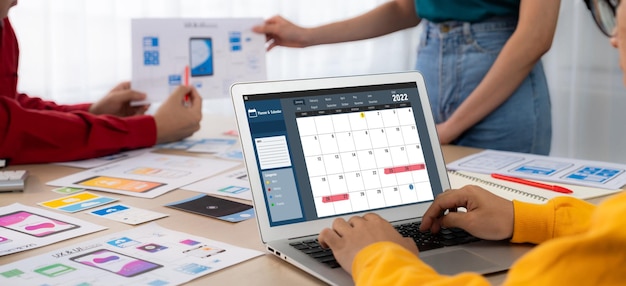 Kalender mit Computersoftware für die schnelle Zeitplanung