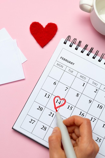 Kalender mit Datum markiert Valentinstag.