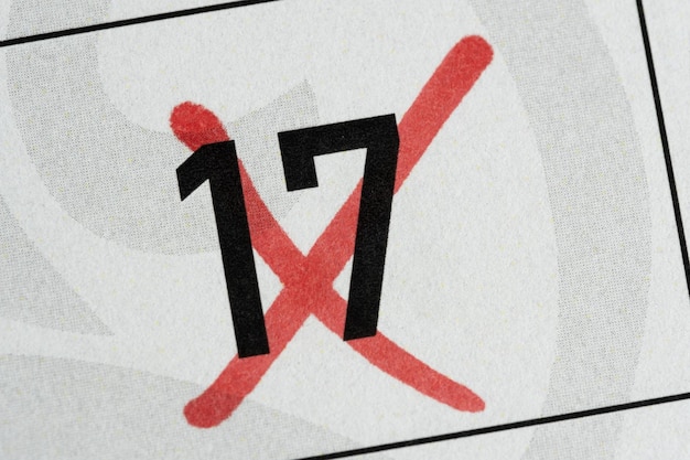 Kalender mit der Nummer 17, die mit einem roten Kreuz durchgestrichen ist, zeigt einen bedeutenden oder abgeschlossenen Tag an