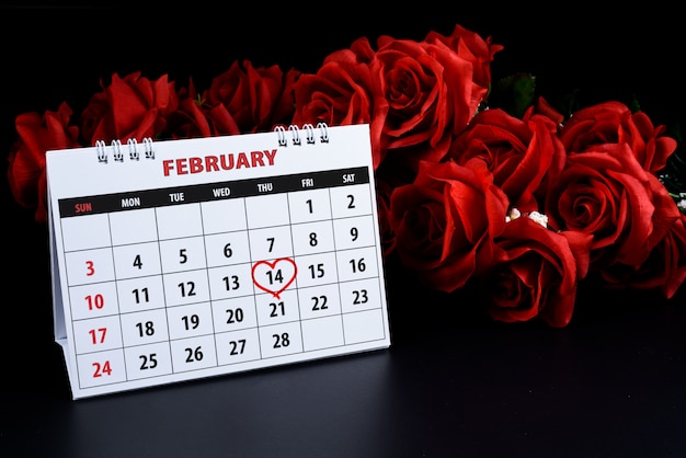 Kalender mit rotem geschriebenem Herzen hebt am 14. Februar des Heiligen Valentinstags hervor