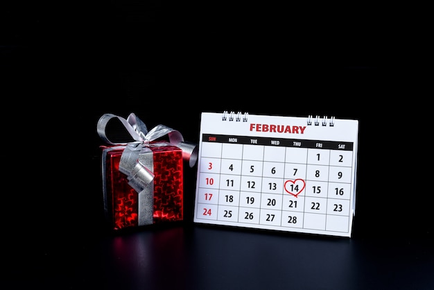 Kalender mit roter Hand geschriebener Herzhöhepunkt am 14. Februar des Heiligen Valentines Tages