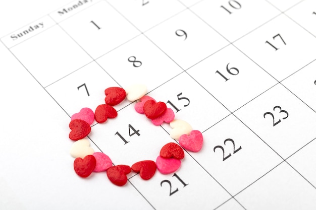 Foto kalender zeigt den 14. februar, valentinstag mit herzen gerundet.