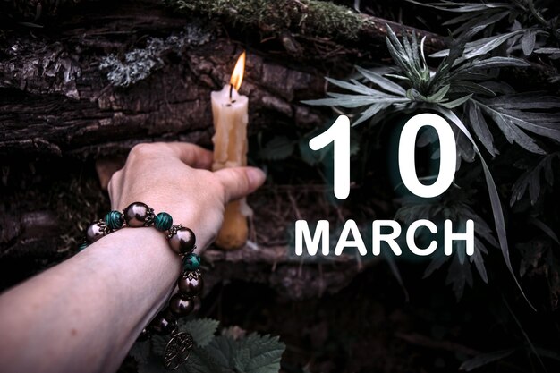 Kalenderdatum auf dem Hintergrund eines esoterischen spirituellen Rituals Der 10. März ist der zehnte Tag des Monats