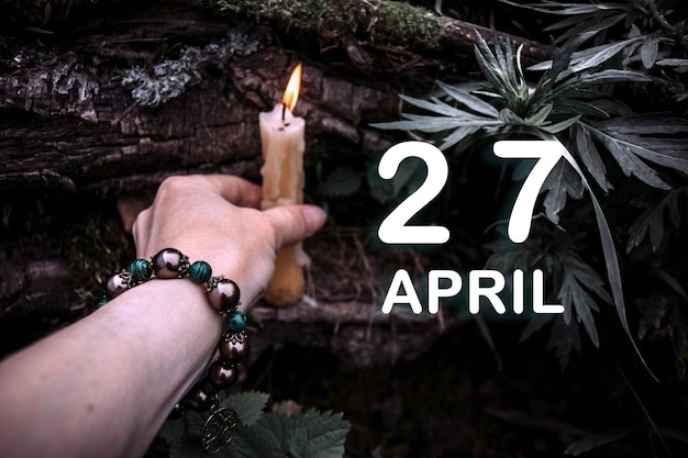 Kalenderdatum auf dem Hintergrund eines esoterischen spirituellen Rituals Der 27. April ist der siebenundzwanzigste Tag des Monats