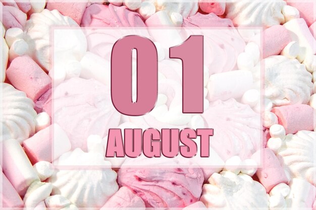 Kalenderdatum auf dem Hintergrund von weißen und rosa Marshmallows 1. August ist der erste Tag des Monats