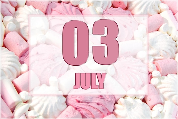 Kalenderdatum auf dem Hintergrund von weißen und rosa Marshmallows 3. Juli ist der dritte Tag des Monats