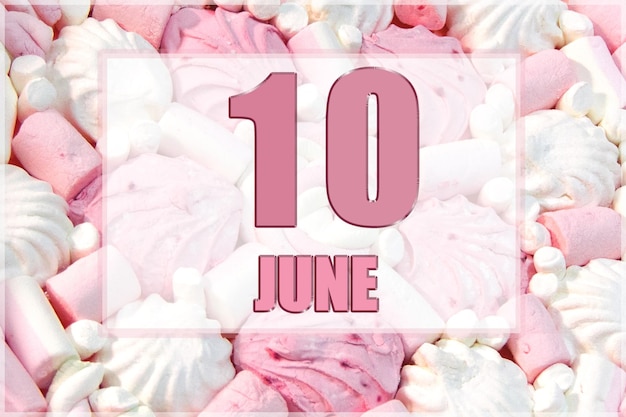 Kalenderdatum auf dem Hintergrund von weißen und rosa Marshmallows Der 10. Juni ist der zehnte Tag des Monats