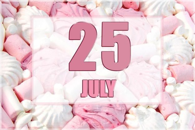 Kalenderdatum auf dem Hintergrund von weißen und rosa Marshmallows Der 25. Juli ist der fünfundzwanzigste Tag des Monats