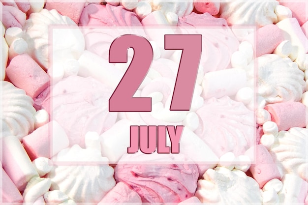 Kalenderdatum auf dem Hintergrund von weißen und rosa Marshmallows Der 27. Juli ist der siebenundzwanzigste Tag des Monats