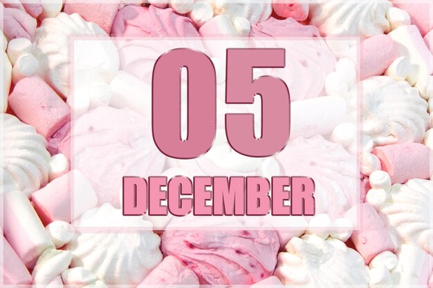 Kalenderdatum auf dem Hintergrund von weißen und rosa Marshmallows Der 5. Dezember ist der fünfte Tag des Monats