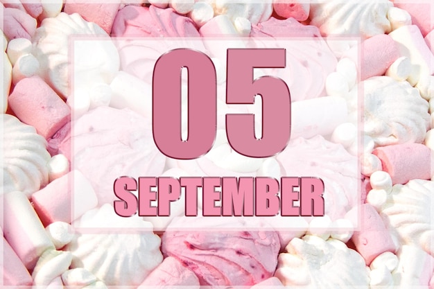 Kalenderdatum auf dem Hintergrund von weißen und rosa Marshmallows Der 5. September ist der fünfte Tag des Monats