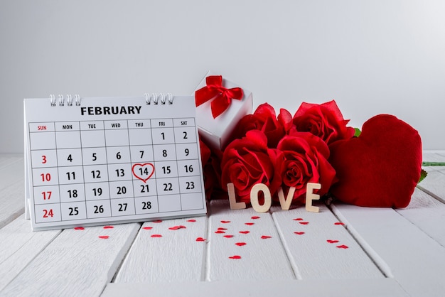 Kalenderseite mit einem roten Handherzhöhepunkt am 14. Februar des Heiligen Valentines Tages