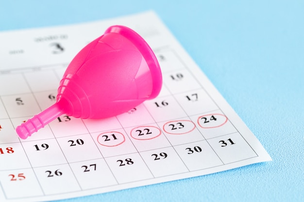 Foto kalenderseite und menstruationstasse schließen