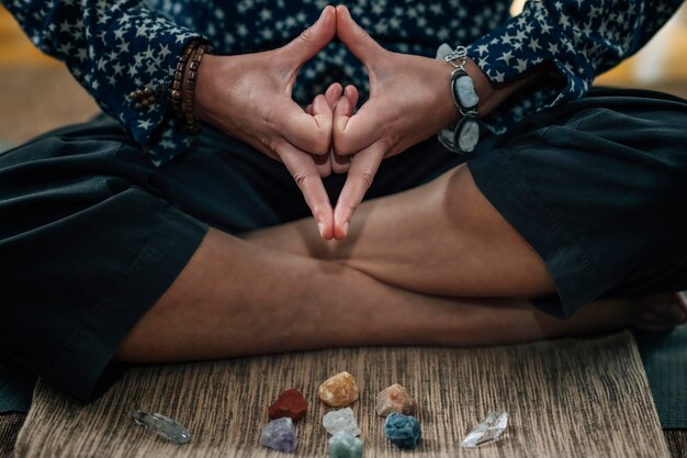 Kalesvara o Mind Calming Mudra para la autocuración y un mejor control de los pensamientos y las emociones