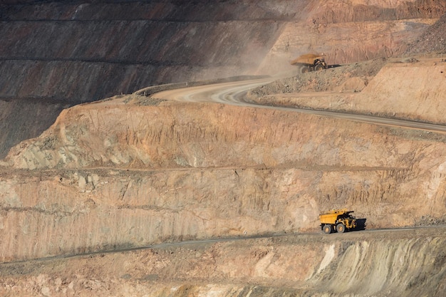 Kalgoorlie Western Australia 14 de novembro de 2019 : Caminhões trabalhando no Super Pit, uma mina de ouro em Kalgoorlie, Austrália Ocidental