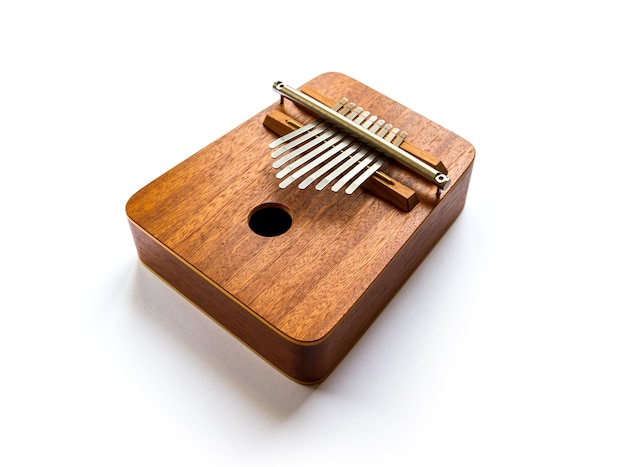 Kalimba de madera tradicional aislado en blanco