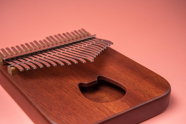 Kalimba ou mbira é um instrumento musical africano.