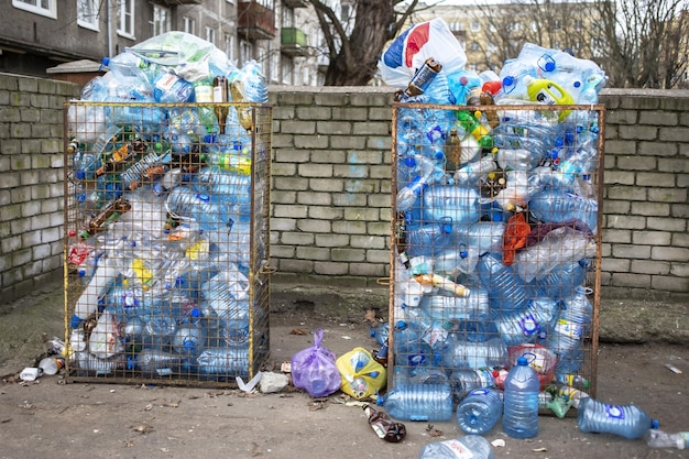 Kaliningrad Russland März 072022 Der größte Haufen Plastikflaschen für den Recycling-Management-Müll