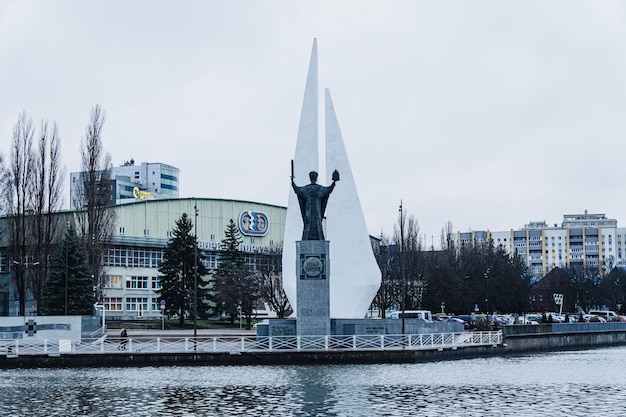 KALININGRADO, RUSIA - 15 de diciembre de 2021: Monumento a los Pioneros de la Conquista del Atlántico y San Nicolás el Wonderworker en la orilla del río Pregola en Kaliningrado