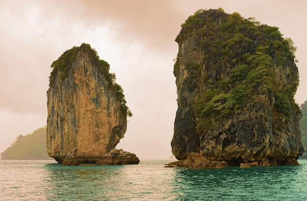 Kalkfelsen auf Ha Long Bay, Vietnam, Asien